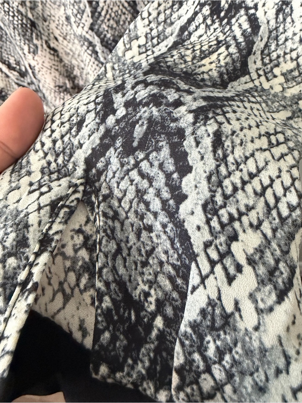 Suzy Shier Black and White Snake Print V-Neck Blouse - Picture 4 of 5